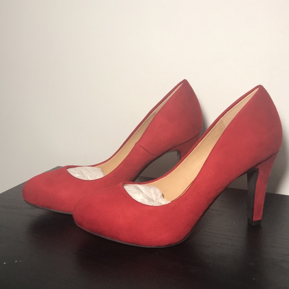 Y•Not?, cherry red faux suede 3.5 inch heels size 8M - Picture 2 of 12